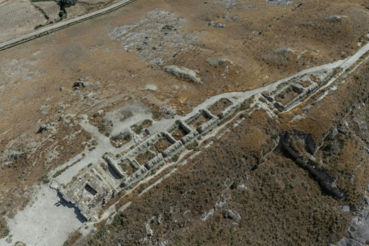 Vue aérienne des vestiges de la forteresse de Cavustepe, située à Van, dans l'est de la Turquie, le 22 juillet 2026 ( AFP / Ozan KOSE )