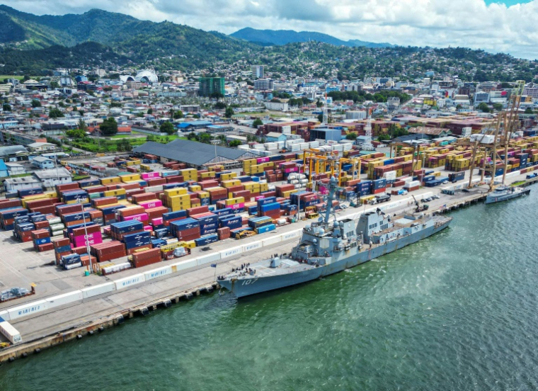 Vue aérienne du navire de guerre USS Gravely amarré Port-d'Espagne, le 26 octobre 2025 à Trinité-et-Tobago ( AFP / Martin BERNETTI )