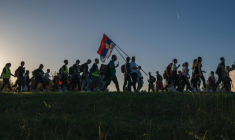Des participants marchent vers Novi Sad pour assister à un rassemblement commémorant le premier anniversaire de la tragédie de la gare de Novi Sad, près d'Indjija, le 31 octobre 2025 en Serbie ( AFP / Andrej ISAKOVIC )