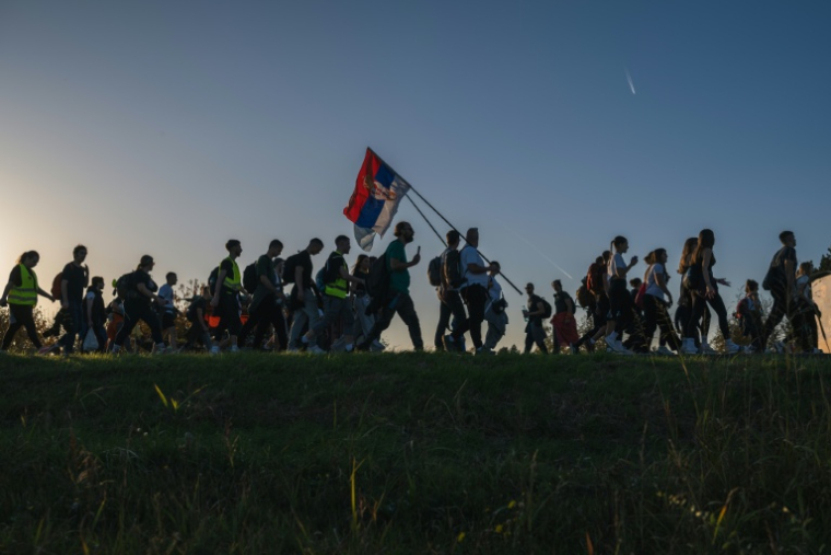 Des participants marchent vers Novi Sad pour assister à un rassemblement commémorant le premier anniversaire de la tragédie de la gare de Novi Sad, près d'Indjija, le 31 octobre 2025 en Serbie ( AFP / Andrej ISAKOVIC )