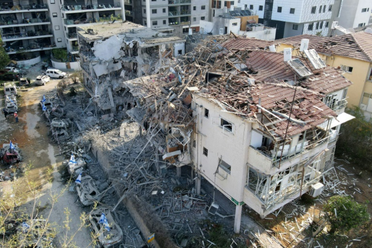 Une photo aérienne montre des bâtiments détruits sur un lieu touché par un missile tiré depuis l'Iran à Ramat Gan dans la région de Tel-Aviv, le 14 juin 2025 ( AFP / Jack GUEZ )