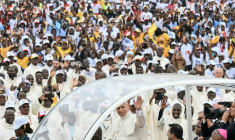 Le pape Léon XIV salue la foule depuis la papamobile à son arrivée à Kilamba, en Angola, le 19 avril 2026. ( AFP / Alberto PIZZOLI )
