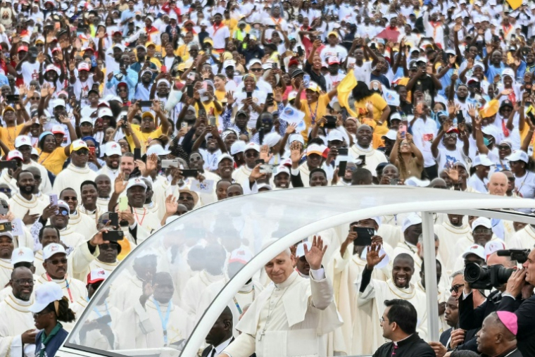 Le pape Léon XIV salue la foule depuis la papamobile à son arrivée à Kilamba, en Angola, le 19 avril 2026. ( AFP / Alberto PIZZOLI )