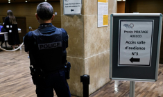 Un policier dans le hall du tribunal correctionnel de Lyon à l'ouverture du procès de piratage massif des donnée d'Adecco, le 16 juin 2025 ( AFP / JEAN-PHILIPPE KSIAZEK )