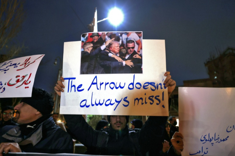 Manifestation en soutien au pouvoir iranien devant l'ambassade britannique à Téhéran, le 14 janvier 2026 ( AFP / ATTA KENARE )