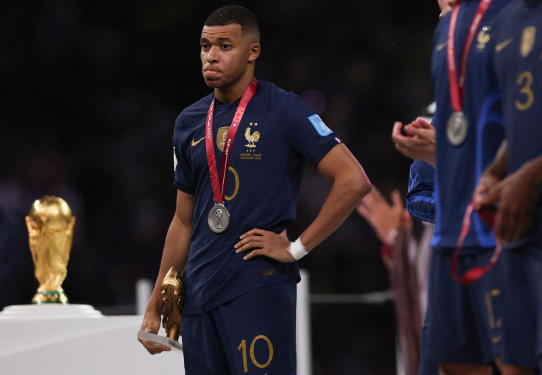 Kylian Mbappe lors de la Coupe du monde au Qatar dimanche 18 décembre. ( AFP / ADRIAN DENNIS )