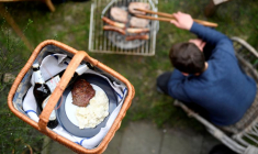 Un panier rempli de bières et de nourriture à Hambourg