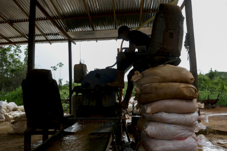 Un homme travaille dans une mine d'or artisanale à El Dorado, dans l'Etat de Bolivar, le 25 mai 2025 au Venezuela ( AFP / Pedro MATTEY )