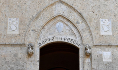 Vue de l'entrée du siège de Monte dei Paschi di Siena (MPS)
