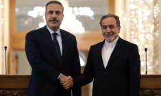 Le ministre iranien des Affaires étrangères, Abbas Araghchi (d), et son homologue turc Hakan Fidan lors d'une conférence de presse à Téhéran, le 30 novembre 2025 ( AFP / ATTA KENARE )