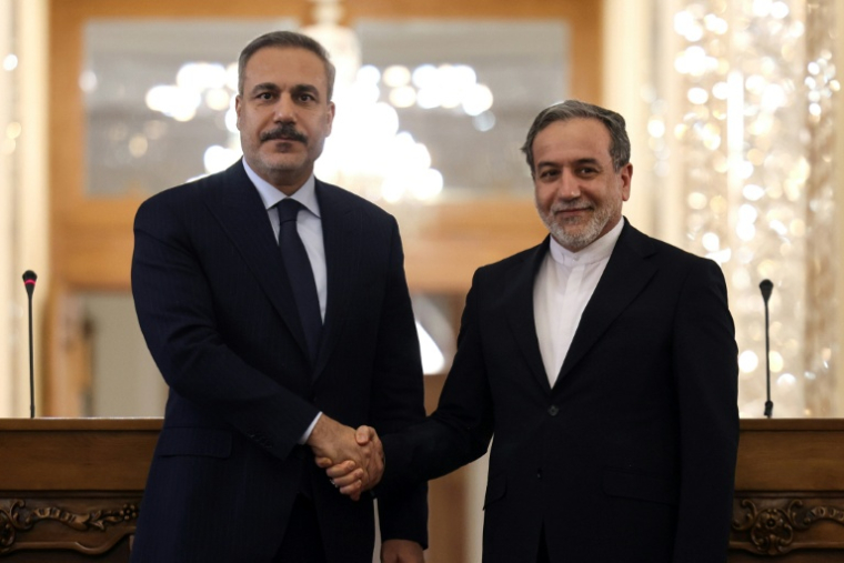 Le ministre iranien des Affaires étrangères, Abbas Araghchi (d), et son homologue turc Hakan Fidan lors d'une conférence de presse à Téhéran, le 30 novembre 2025 ( AFP / ATTA KENARE )