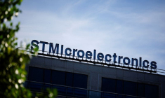 Le logo de STMIcroelectronics est visible à l'extérieur d'un bâtiment de l'entreprise à Montrouge.