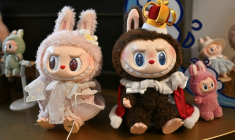 Cette photo prise le 18 juin 2025 montre les personnages Mokoko (à gauche) et Labubu dans une salle d'exposition du parc d'attractions "Pop Land" de Pop Mart à Pékin ( AFP / Pedro PARDO )