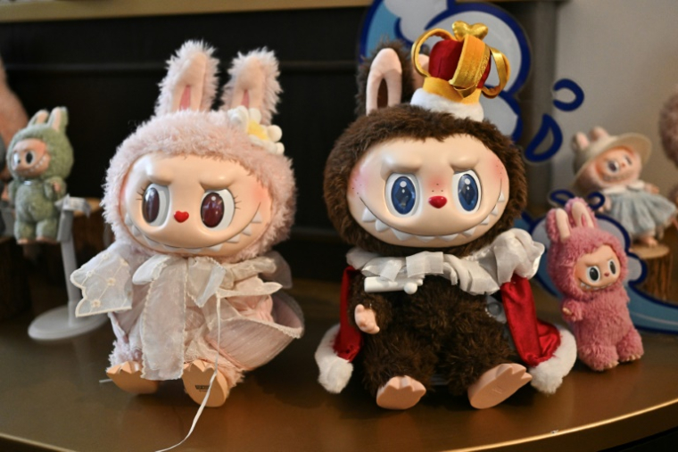 Les personnages Mokoko (g) et Labubu dans une salle d'exposition du parc d'attractions "Pop Land" de Pop Mart à Pékin, le 18 juin 2025 ( AFP / Pedro PARDO )