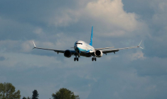 Un avion Boeing destiné à une compagnie aérienne chinoise retourne à Boeing Field, à Seattle, Washington