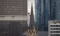 L'église St. Antonius entre des gratte-ciel à Francfort