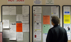 Le bibliothécaire Gary Klein examine les offres d'emploi et autres annonces publiées sur le site The Work Place, qui propose des services complets en matière d'emploi et de carrière, à Boston
