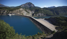 Le barrage du lac de Serre-Ponçon, dans les Hautes-Alpes (illustration) ( AFP / JOEL SAGET )
