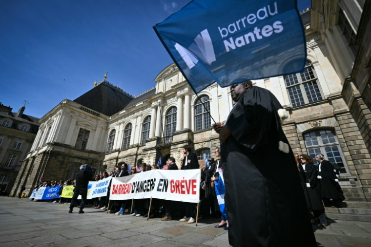 Les barreaux de l'ouest lors d'une manifestation à Rennes, le 10 avril 2026 ( AFP / Lou BENOIST )