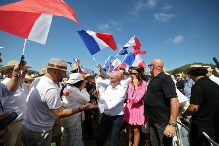 Le maire de Nice et patron de l'Union des droites pour la République (UDR) Éric Ciotti salue ses sympathisants lors d'une réunion marquant sa rentrée politique à Levens, le 5 septembre 2026 dans les Alpes-Maritimes ( AFP / Valery HACHE )