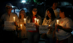 Des proches de prisonniers politiques effectuent une veillée devant la prison d'El Rodeo I à Guatire, près de Caracas, le 10 janvier 2026 ( AFP / Pedro MATTEY )