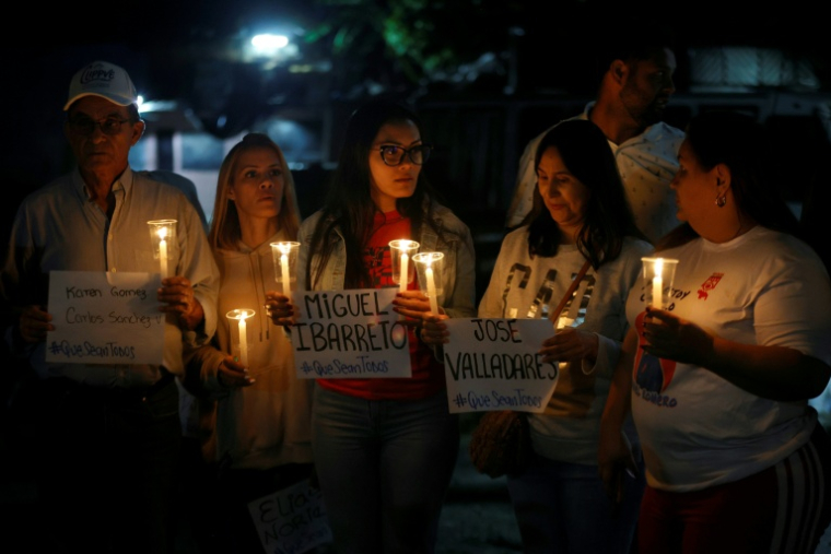 Des proches de prisonniers politiques effectuent une veillée devant la prison d'El Rodeo I à Guatire, près de Caracas, le 10 janvier 2026 ( AFP / Pedro MATTEY )