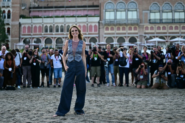 L'actrice italienne et animatrice des cérémonies d'ouverture et de clôture de la 82e Mostra de Venise, Emanuela Fanelli, sur la plage de l'hôtel Excelsior au Lido de Venise, le 26 août 2025 ( AFP / Tiziana FABI )