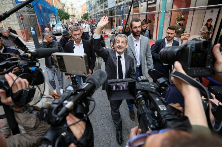 Nicolas et Louis Sarkozy à Menton, le 12 décembre 2025 ( AFP / Valery HACHE )