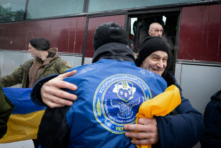 Cette photo prise et publiée par le service de presse présidentiel ukrainien le 5 février 2026 montre des prisonniers de guerre ukrainiens libérés par la Rusise descendant d'un bus à la suite d'un échange de prisonniers dans un lieu tenu secret en Ukraine, dans le contexte de l'invasion russe de l'Ukraine. L'Ukraine et la Russie ont procédé à leur premier échange de prisonniers depuis des mois, libérant chacune au moins 157 personnes. ( UKRAINIAN PRESIDENTIAL PRESS SERVICE / Handout )