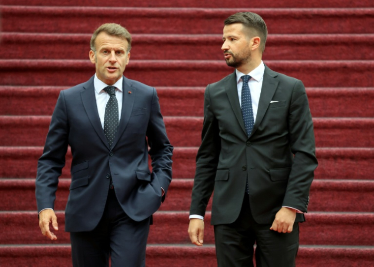 Le président Emmanuel Macron (g) et le président du Monténégro Jakov Milatovic à Cetinje, le 4 juin 2026 au Monténégro ( AFP / Ludovic MARIN )
