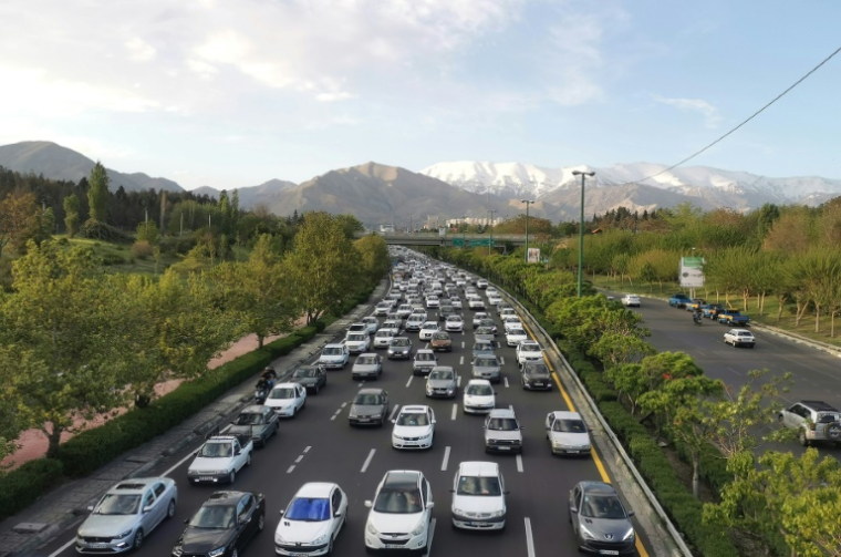 File de voitures sur une autoroute dans le nord de Téhéran le 22 avril 2026 ( AFP / ATTA KENARE )
