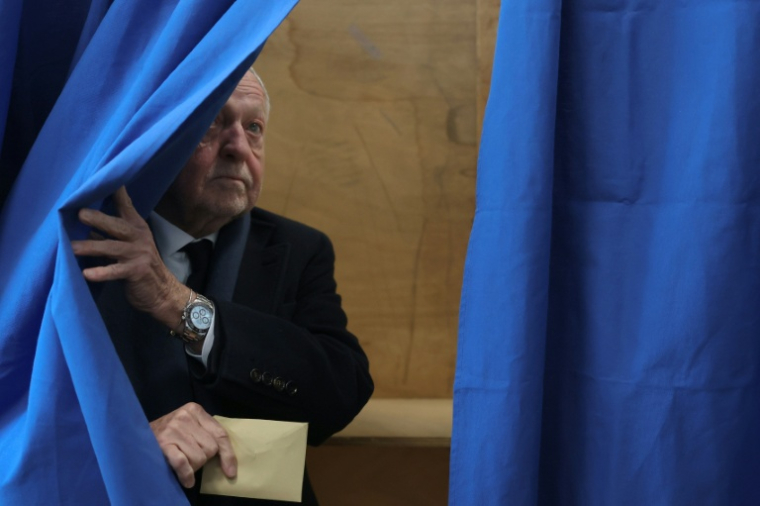 L'homme d'affaires Jean-Michel Aulas, candidat à la mairie de Lyon adoubé par la droite et le centre, s'apprête à voter au premier tour des élections municipales, le 15 mars 2026 à Lyon  ( AFP / Alex MARTIN )