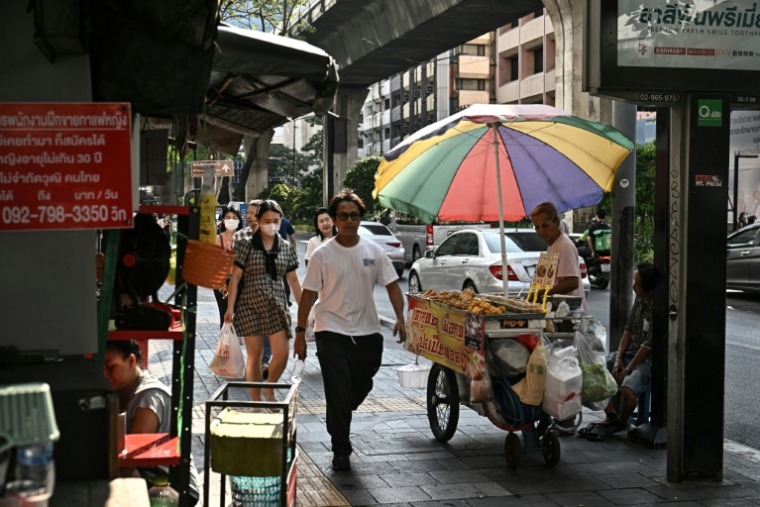 Un vendeur de rue, le 20 avril 2026 à Bangkok  ( AFP / Lillian SUWANRUMPHA )