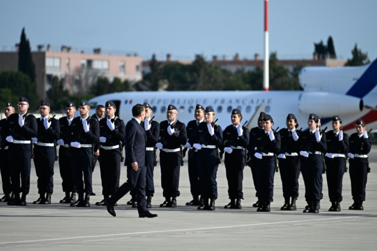 Le président Emmanuel Macron passe en revue les troupes à son arrivée sur la base aérienne militaire d'Istres, le 15 janvier 2026 dans les Bouches-du-Rhône ( POOL / Philippe Magoni )