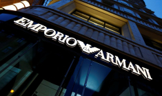 Le logo d'une marque est visible à l'extérieur d'une boutique Emporio Armani à Vienne