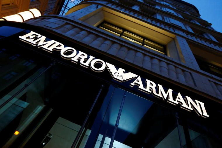 Le logo d'une marque est visible à l'extérieur d'une boutique Emporio Armani à Vienne