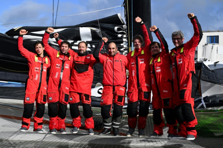 Le skipper Thomas Coville (3e à gauche) et son équipage ravis de boucler un tour du monde record lors du Trophée Jules Verne à leur arrivée à Brest, le 25 jnvier 2026  ( AFP / Sebastien Salom-Gomis )