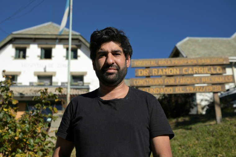 L'épidémiologiste Raul Bustamente lors d'un entretien avec l'AFP devant l'hôpital de Bariloche, le 10 mai 2026 en Argentine ( AFP / JUAN MABROMATA )