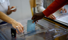 Une personne vote dans un bureau de vote à Paris au deuxième tour des élections législatives