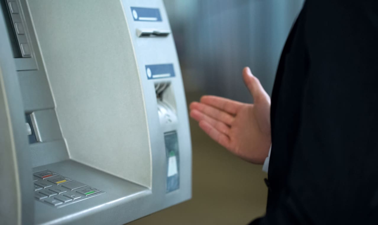 (Connaissez les 4 causes d'une carte bancaire avalée au distributeur de billets ? - Visuel Adobe Stock)