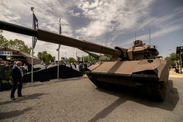 Le char intermédiaire Capint dévoilé par KNDS qui doit remplacer le Leclerc français à horizon de 2035, le 15 juin 2026 à Villepinte, au salon Eurosatory ( AFP / Guillaume BAPTISTE )