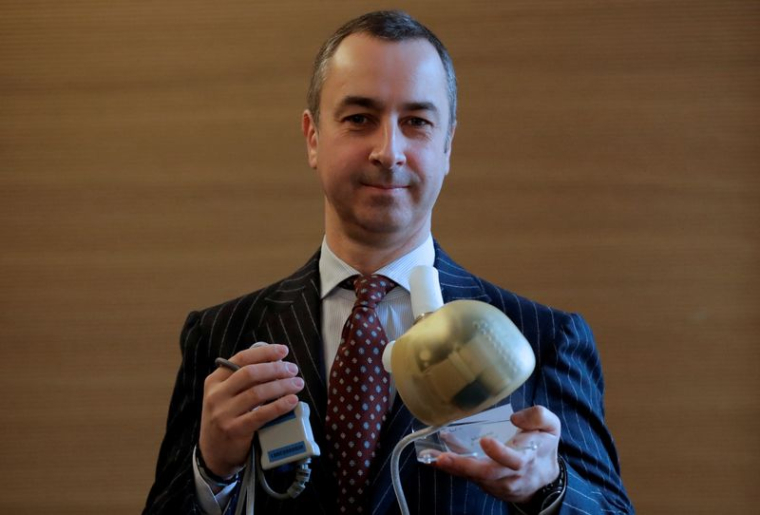 Stéphane Piat, président-directeur général de Carmat, tient un cœur artificiel et pose après la conférence de presse de l'entreprise à Paris.