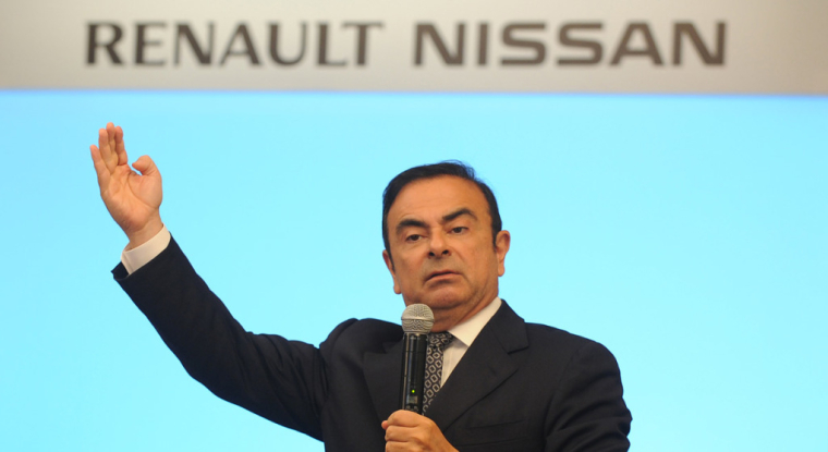 Selon Reuters, Renault aurait entamé des discussions avec son homologue et partenaire nippon Nissan, en vue d’un rapprochement. (© M. Kiran / AFP)