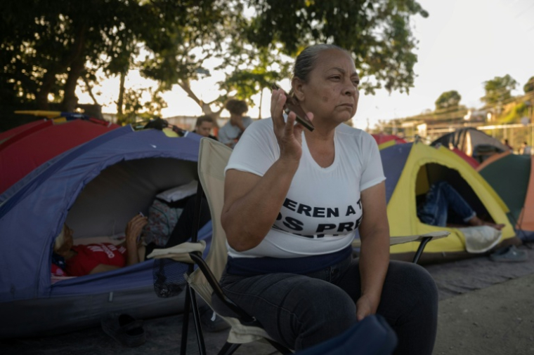 Des proches de prisonniers politiques écoutent les débats sur la loi d'amnistie depuis leur campement devant la prison d'El Rodeo I à Guatire, au Venezuela, le 20 février 2026 ( AFP / Maryorin Mendez )