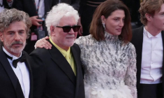 Cannes : l'équipe du film de Pedro Almodovar "Autofiction" sur le tapis rouge