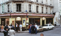 Des personnes devant le restaurant Jo Goldenberg, rue des Rosiers, deux jours après un attentat, le 11 août 1982 à Paris ( AFP / JOEL ROBINE )