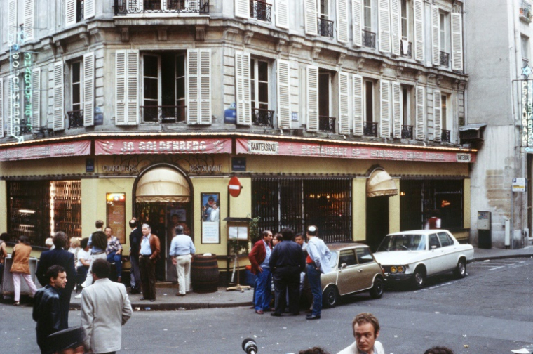 Des passants devant le restaurant Jo-Goldenberg rue des Rosiers le 11 août 1982, deux jours après l'attentat ( AFP / JOEL ROBINE )