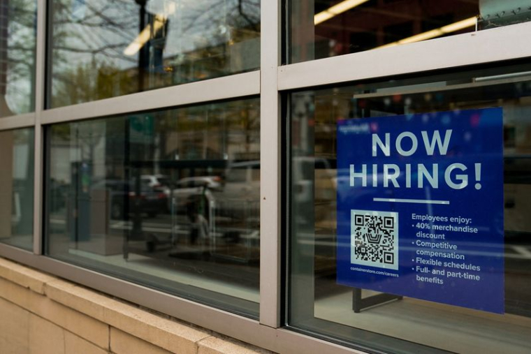 Un panneau de recrutement avec un code QR est visible dans la vitrine d'une entreprise à Arlington, Virginie