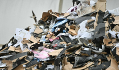 Des chaussures de contrefaçon durant leur destruction au Havre, le 3 juin 2026, en Seine-Maritime ( AFP / Lou BENOIST )