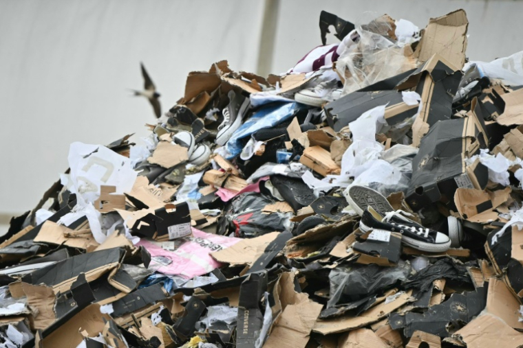 Des chaussures de contrefaçon durant leur destruction au Havre, le 3 juin 2026, en Seine-Maritime ( AFP / Lou BENOIST )